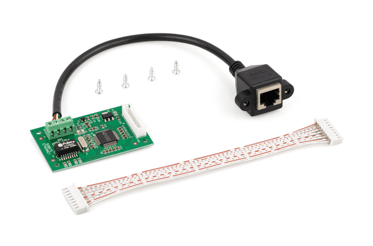 Ethernet Datenschnittstelle auf weißem Hintergrund. Das Set besteht aus einem langen weiß-roten Kabel, eine Leiterplatte und vier Schrauben. Aus der Leiterplatte ragt ein schwarzes Kabel.