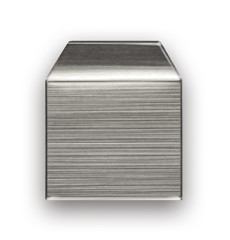 Silbernes Milligrammgewicht auf weißem Hintergrund. Das Gewicht hat eine rechteckige Form mit einer gebogenen Lippe auf der Oberseite zum Greifen des Gewichtes.