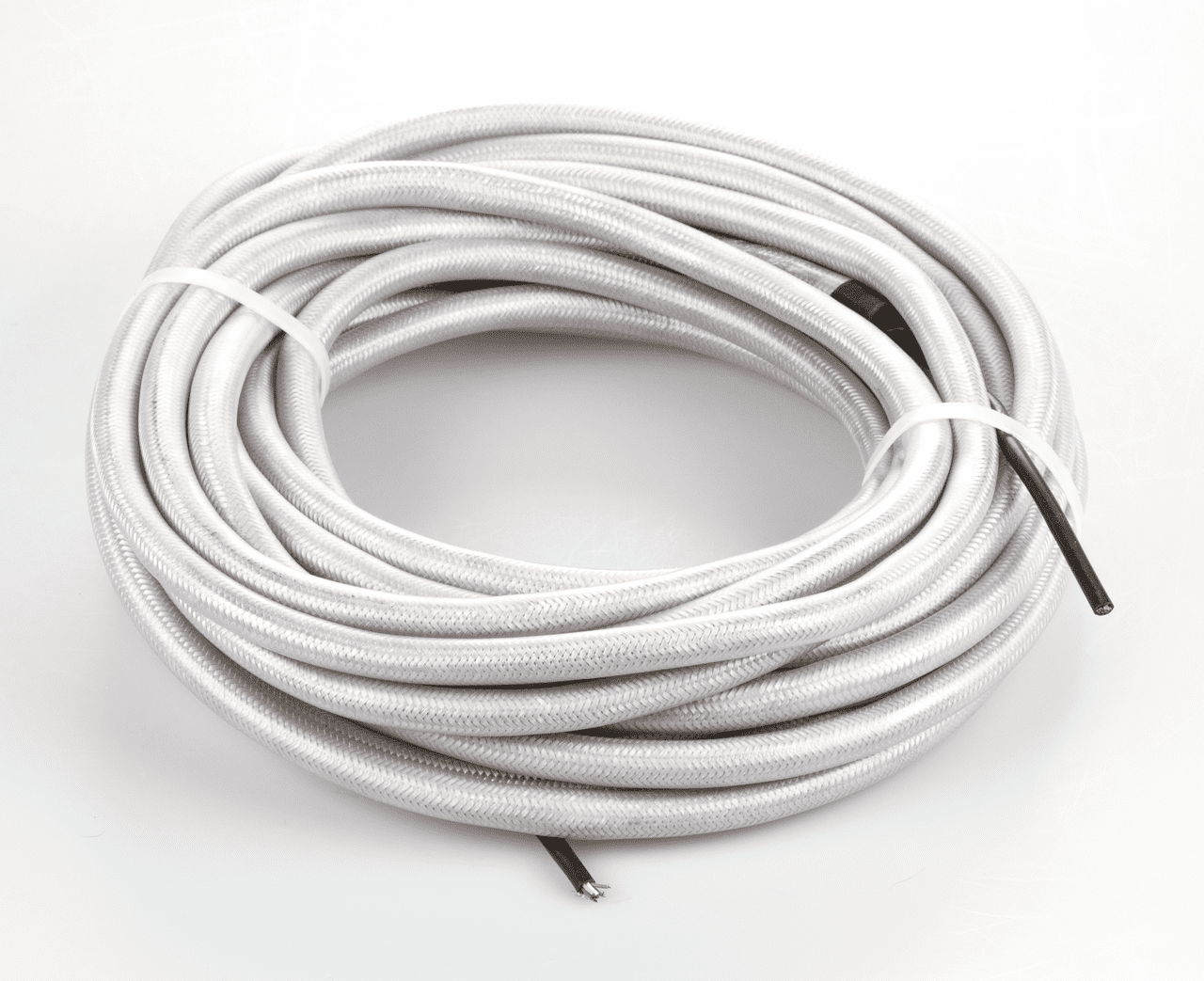 Aufgerolltes weißes Kabel auf weißem Hintergrund. Das Kabel ist mit zwei weißen Kabelbinder zusammengehalten.