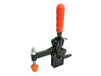 Schwarzer Vertikalspanner auf weißem Hintergrund. Der Griff ist mit rotem Kunststoff bekleidet. Der Fuß ist senkrecht. Dieses Modell hat eine Sicherheitsverriegelung.