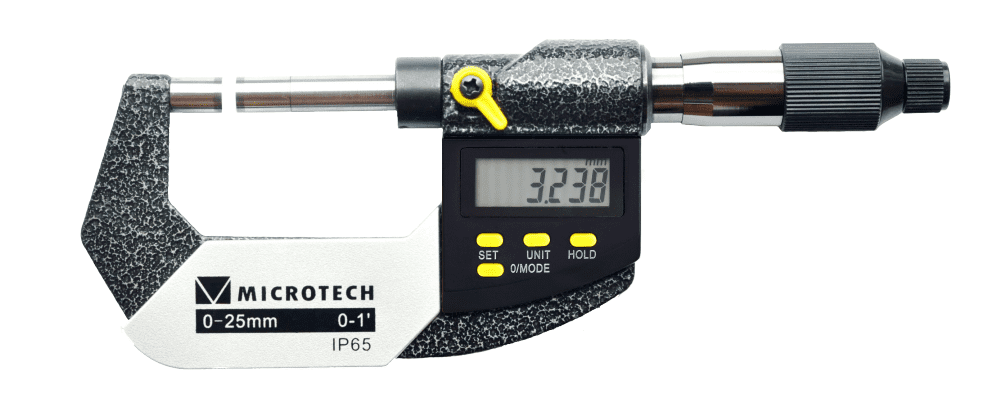 Messschraube auf weißem Hintergrund. Mit nicht drehender Spindel. Die Digital Anzeige hat einige gelbe Knöpfe. Auf der Vorderseite befindet sich das Logo des Herstellers Microtech Metrology.