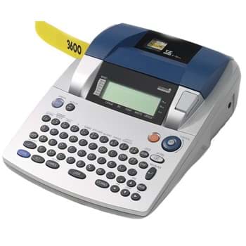 Signum Schablonendrucker auf weißem Hintergrund. Der blau-graue Drucker ist flach und hat auf der Vorderseite eine Tastatur und ein Display. Oben ragt ein gelber Zettel mit schwarzer Schrift raus. Dies soll ein Testdruck darstellen.