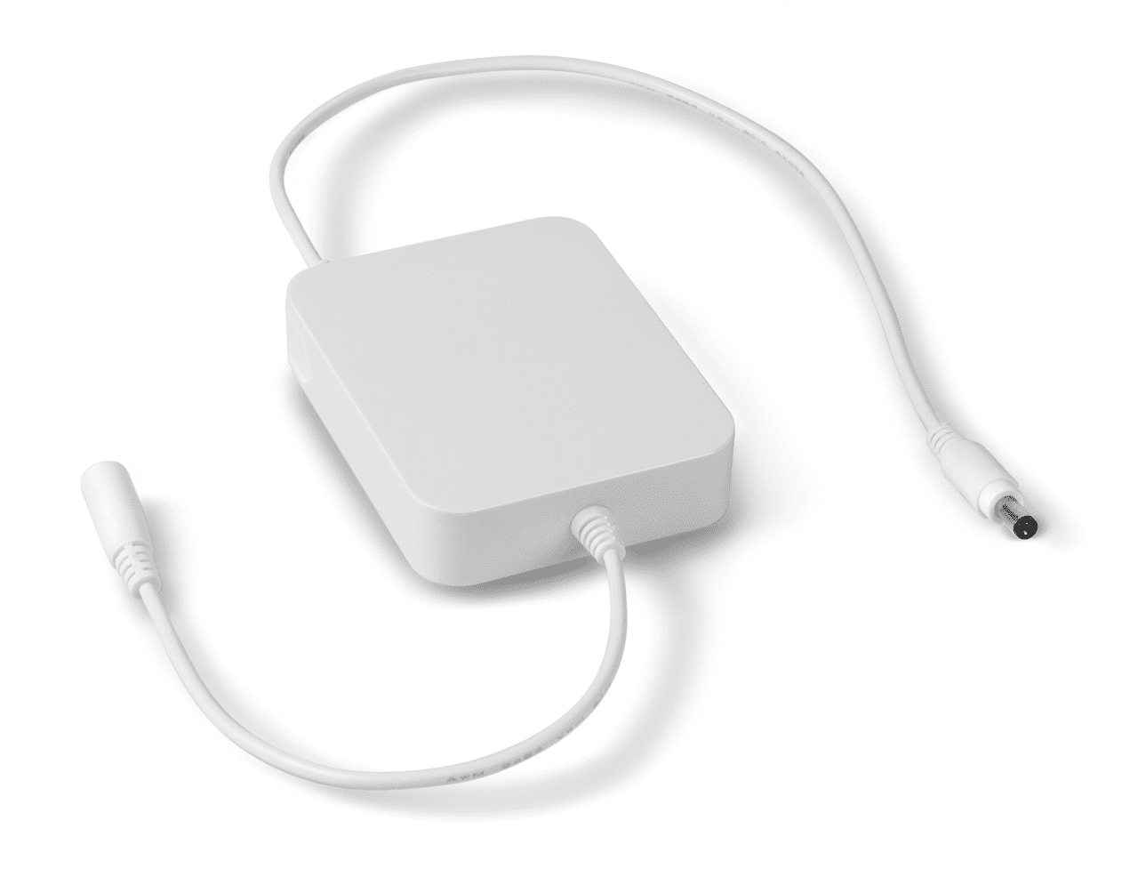 Weißer Akkubetrieb für externen Gebrauch auf weißem Hintergrund. Das Gerät besteht aus einer rechteckigen Box aus der zwei Kabel ragen.