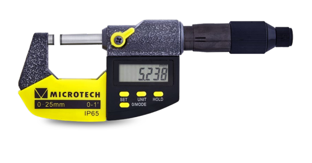 Messschraube auf weißem Hintergrund. Unter der Digitalanzeige befinden sich einige Knöpfe. Auf der Vorderseite befindet sich das Logo des Herstellers Microtech Metrology.