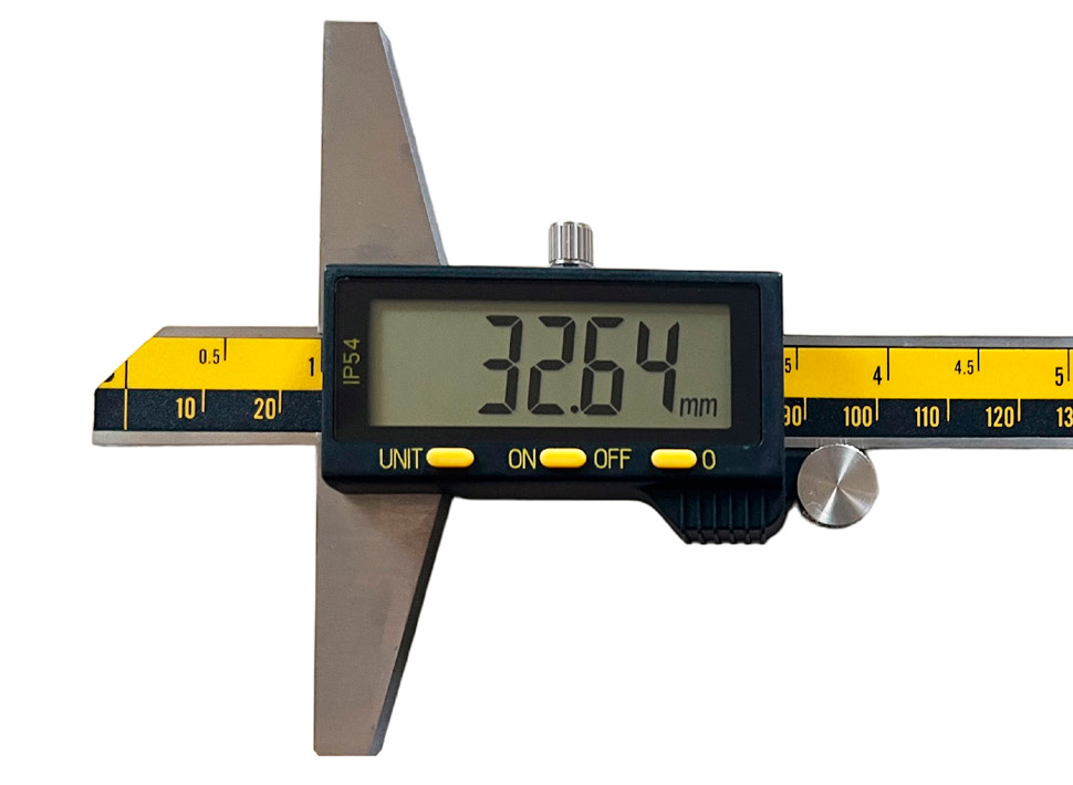 150mm Digital Tiefenmessschieber, 0,01mm Auflösung, IP54, USB, ISO 17025 kalibriert - Microtech Metrology