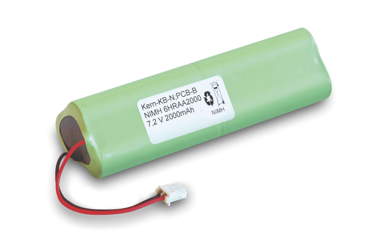 Akkubetrieb auf weißem Hintergrund. Der Akkubetrieb besteht aus mehreren zusammengeschweißten Batteriestangen. Diese sind in hellgrünem Plastik eingeshcweißt. Aus der Vorderseite ragt ein rotes und ein schwarzes Kabel raus.