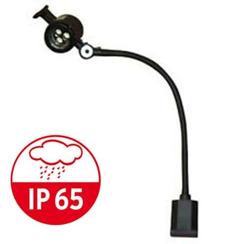 Schwarze LED Lampe auf weißem Hintergrund. Die Lampe besteht aus einem Fuß, eine bewegliche Stange und die Lampe. Daneben ist ein rot-weißes Symbol mit einer Regenwolke und der Schrift "IP 65" abgebildet. Das Symbol steht für die Wasserdichte der Lampe.