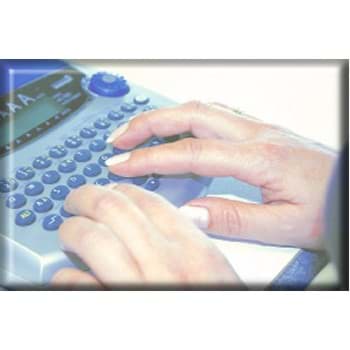 Zwei Hände tippen auf einer Tastatur. Das abgebildete Gerät ist ein Signum Schablonendrucker. Von dem Gerät kann man die Tastatur und ein Stück der Digitalanzeige sehen. Das Gerät liegt auf einer weißen Unterlage.