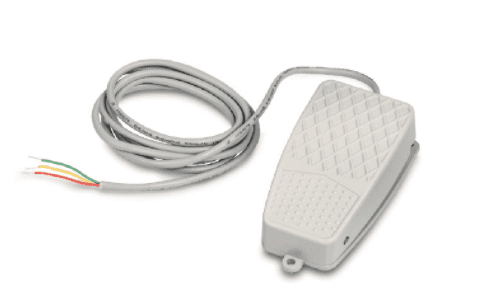 Weißer Fußtaster auf weißem Hintergrund. Aus dem Fußtaster ragt ein weißes Kabel das aufgerollt neben dem Taster liegt.
