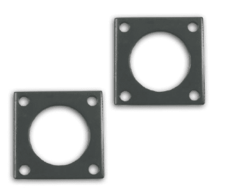 Zwei schwarze Fußplatten auf weißem Hintergrund. Die Platten sind quadratisch und haben ein großes Loch in der Mitte. Vier kleinere Löcher an den Ecken ermöglichen ein sicheres Anbringen der Platten.