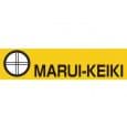 Logo von Marui Keiki auf weißem Hintergrund. Das Logo besteht aus einer schwarzen Schrift auf gelbem Hintergrund. In der linken Ecke des Logos ist ein weißer Kreis mit schwarzem Kreuz abgebildet.