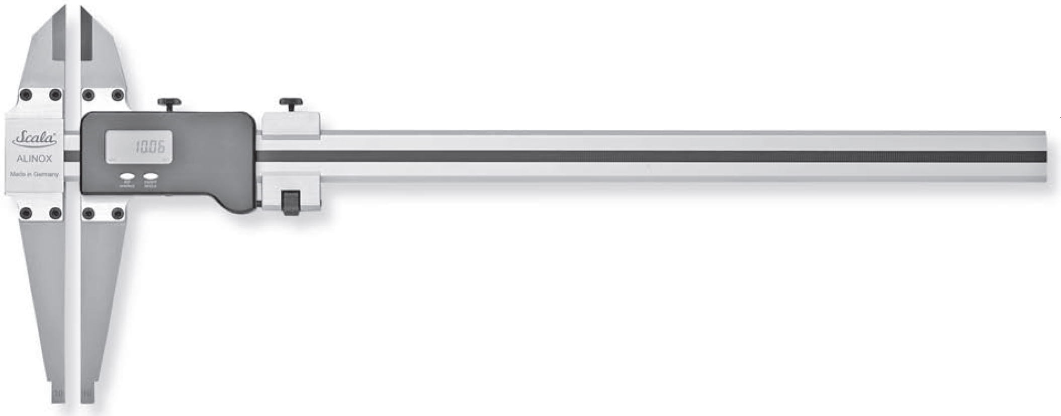 Digitaler Präzisions-Werkstattmessschieber mit Messerspitzen auf weißem Hintergrund.  Schnäbel und Messerspitzen aufs rostfreiem Stahl. Mit Digitalanzeige und Feineinstellung. Von Scala.