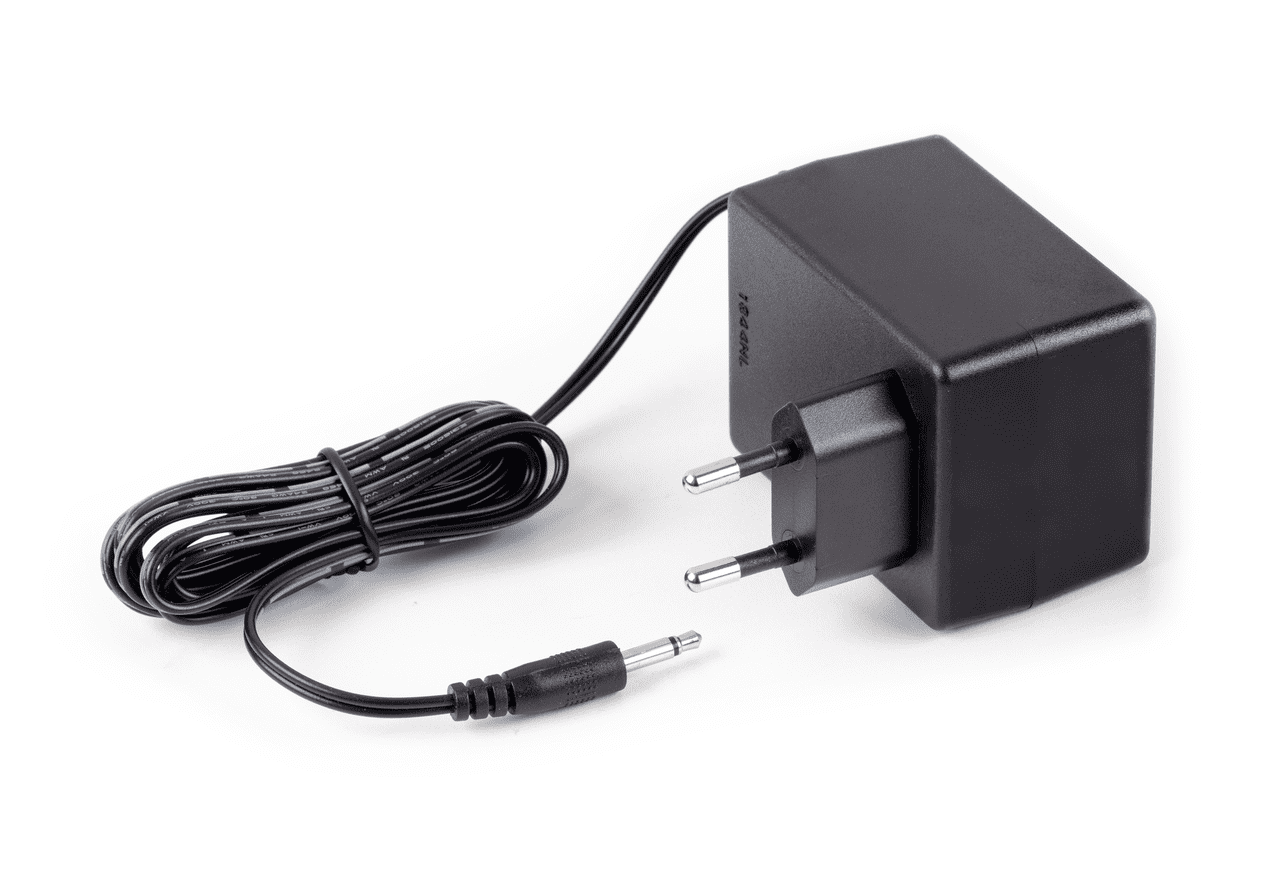 Schwarzer Stecker mit aufgefaltetem Kabel auf weißem Hintergrund.