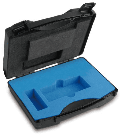 Schwarzer Kunststoff Koffer auf weißem Hintergrund. Das Innere ist blau gekleidet und leer. Mann kann nur zwei Vertiefungen erkennen wo man die Gewichte reinsetzen könnte.