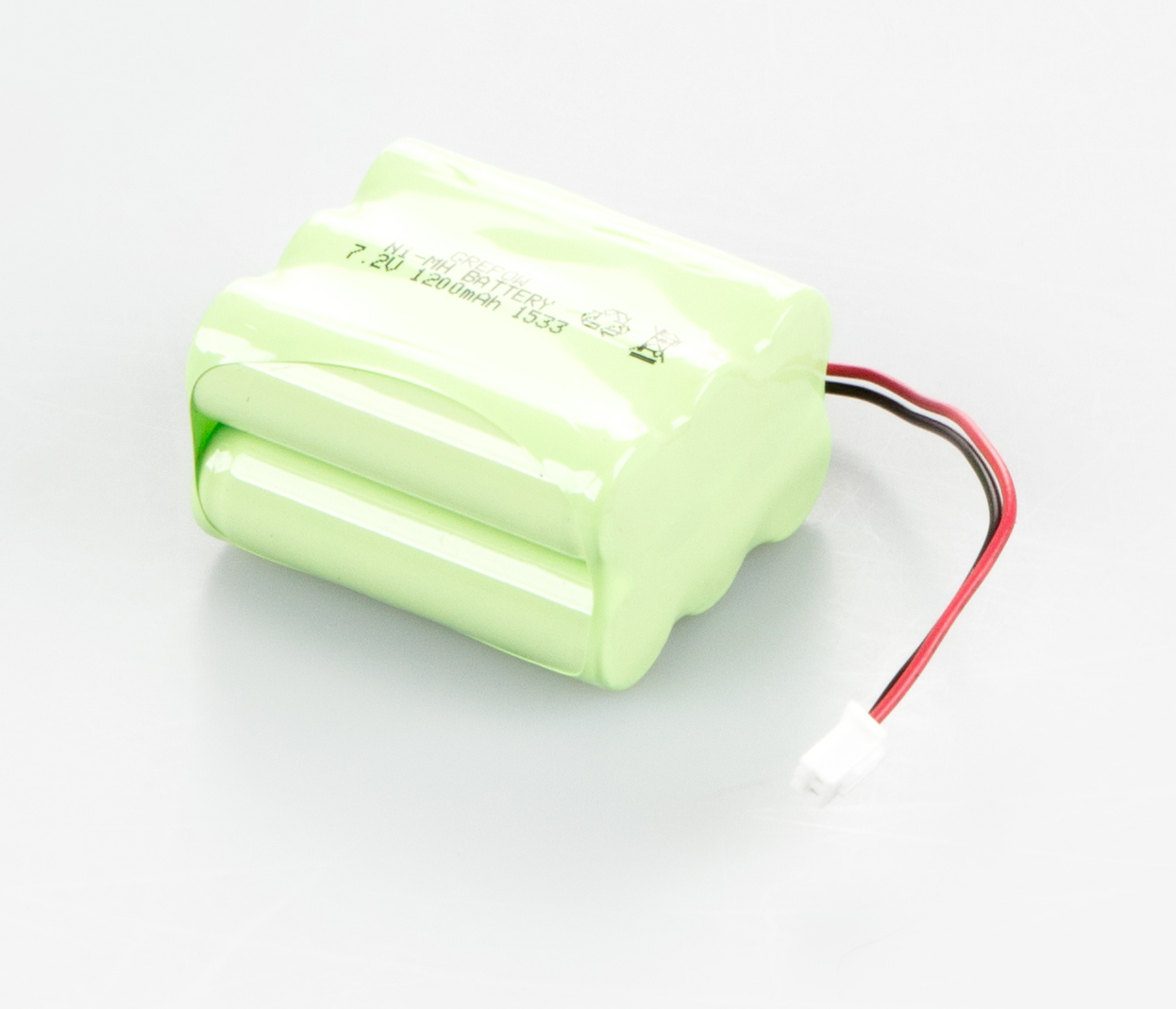 Interner Akkubetrieb auf weißem Hintergrund. Der Akku besteht aus mehreren Batterien die in hellgrüner Folie eingeschweißt sind. AUs der Hinterseite ragt ein Kabel mit dem man die Batterie an einer Waage anschließen kann.