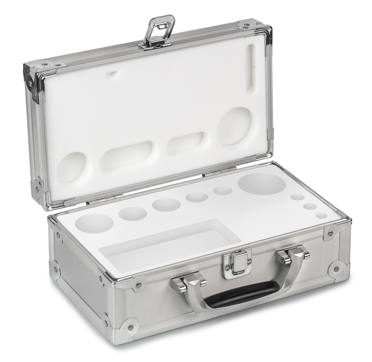 Aluminiumgeschützter Koffer auf weißem Hintergrund. Das innere ist weiß und leer. Im inneren kann man auch mehrere Vertiefungen sehen die für Gewichte gedacht sind.