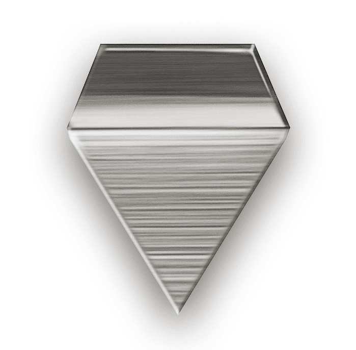 Silbernes Milligrammgewicht auf weißem Hintergrund. Das Gewicht hat eine fünfeckige Form, die unteren zwei Seiten verlaufen stark spitz zu und formen ein größeres Dreieck.
