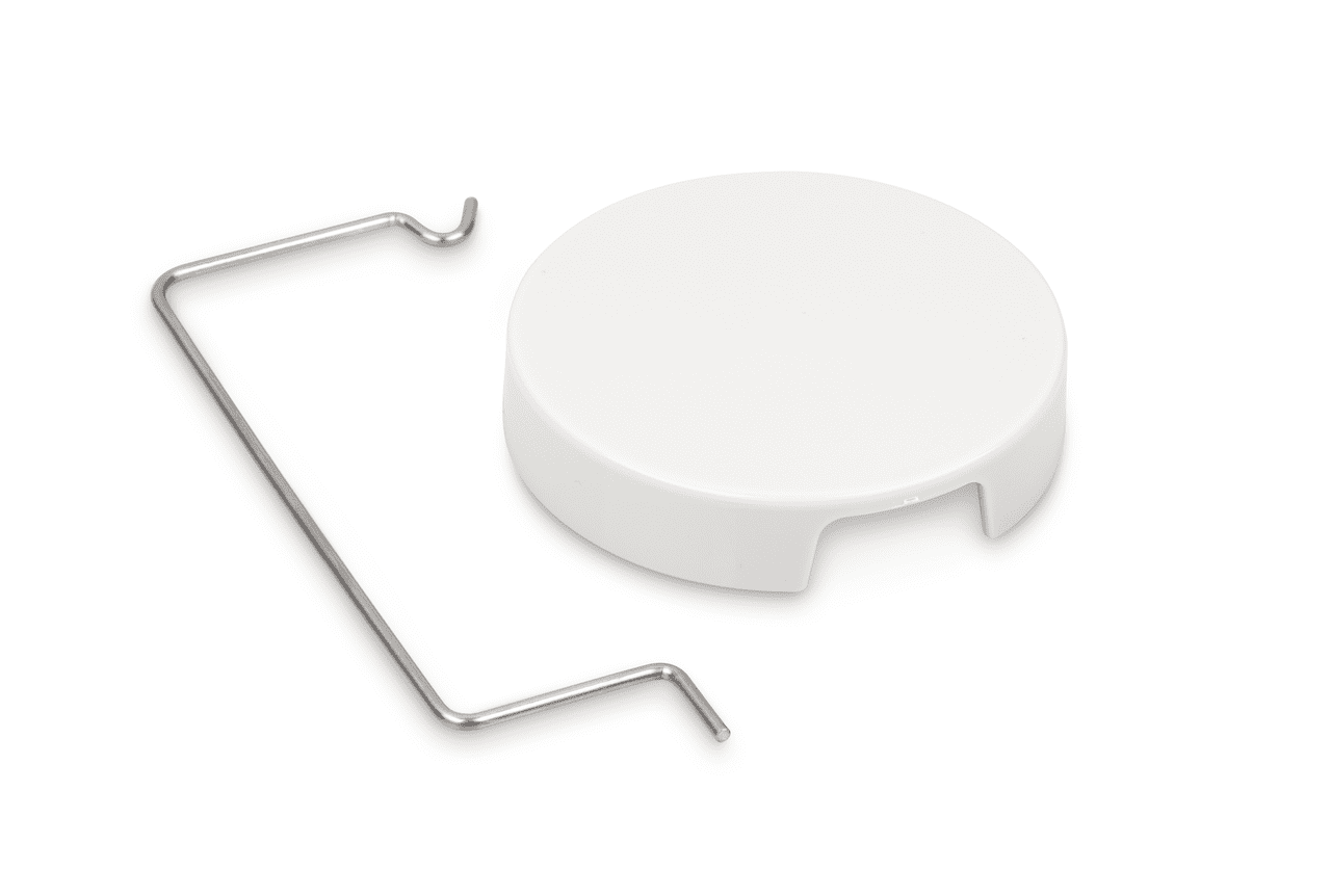 Ein silberner Stab und ein runder, weißer Kunststoffdeckel. Die Zwei Objekte dienen als Zubehör für ein Dichtebestimmungsset. 