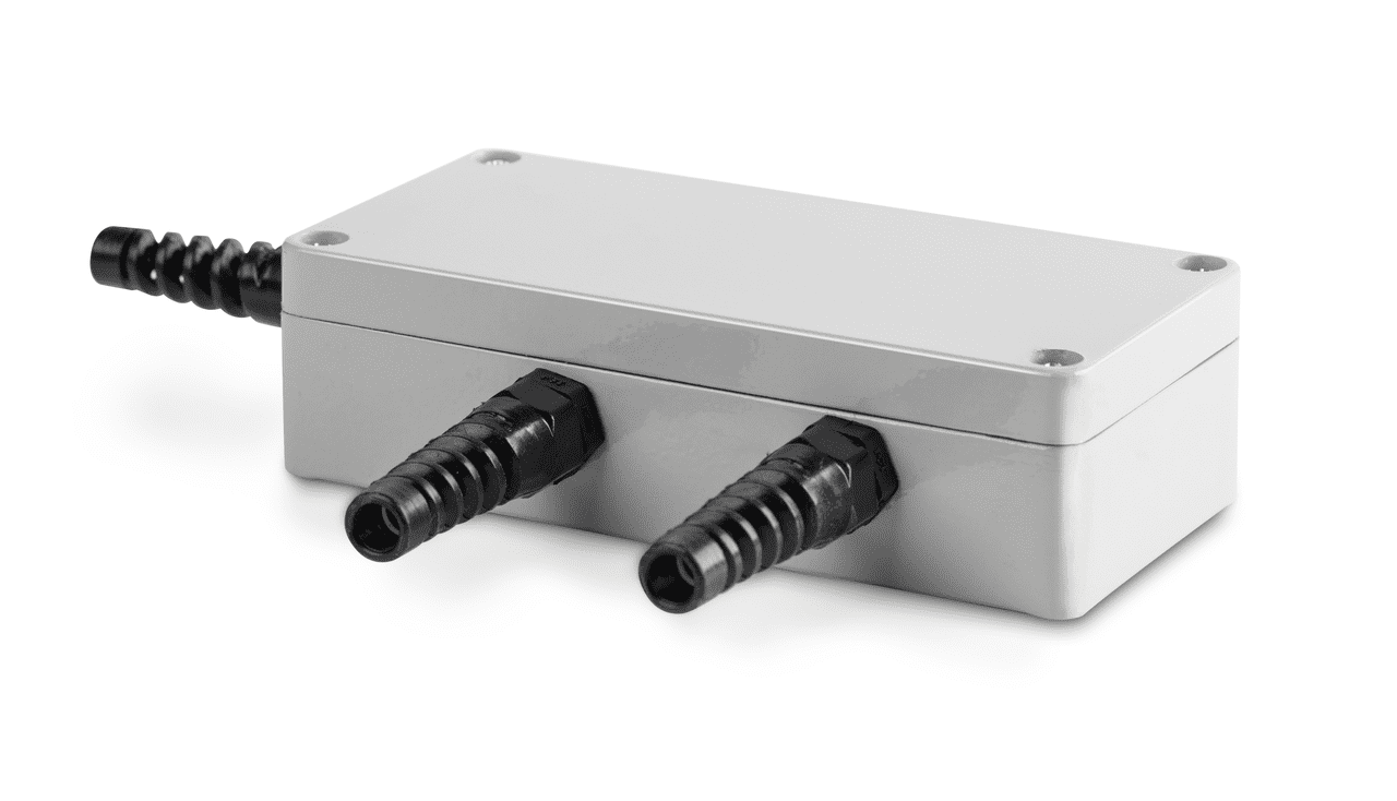 Weiße Junctionbox auf weißem Hintergrund. Die Box besteht aus einem Block aus dem drei schwarze Stäbe ragen um andere Geräte zu verbinden.