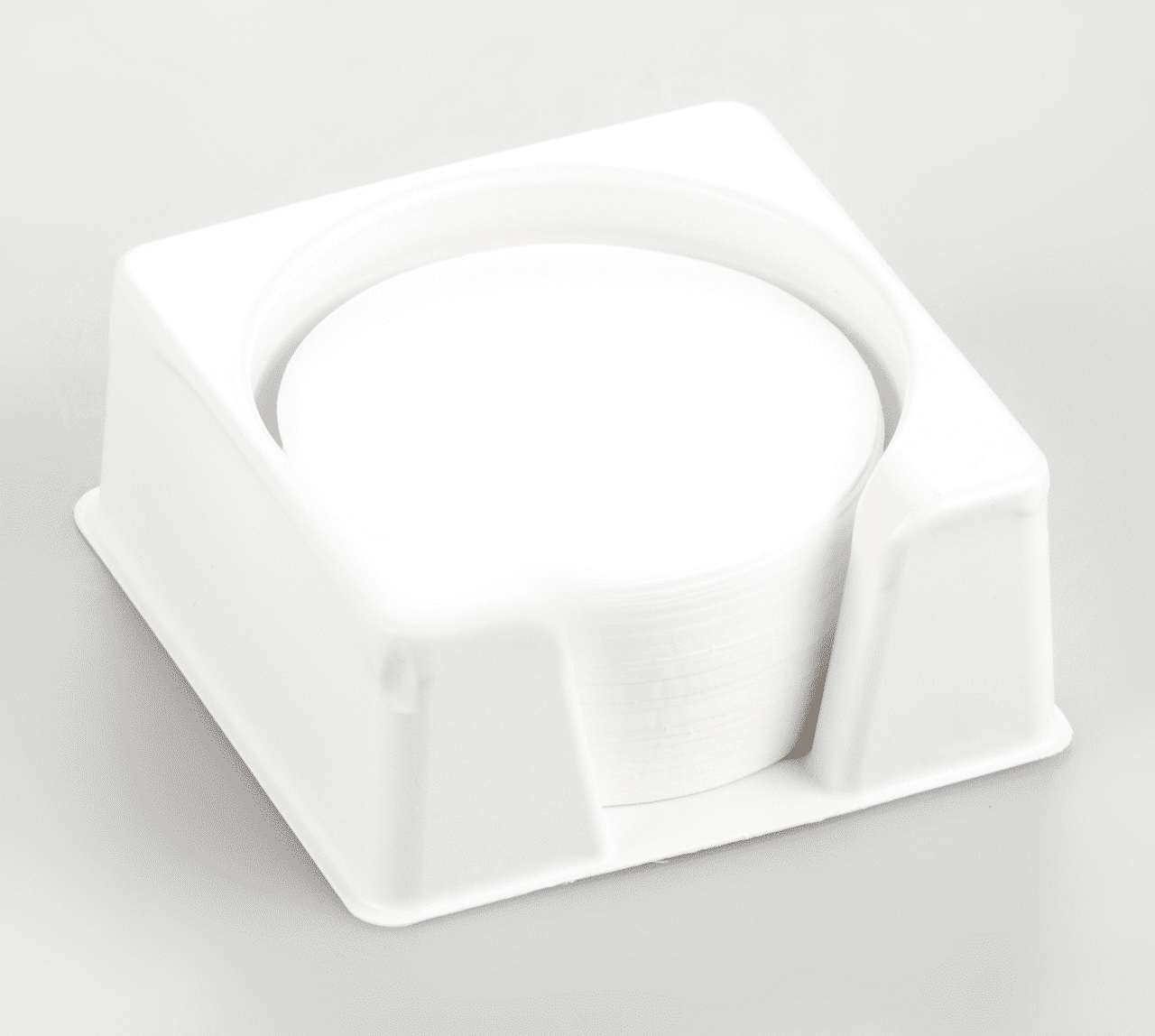 Weiße Glasfaser Rundfilter auf weißem Hintergrund. Die Filter stehen gestapelt in einem Pappkarton.