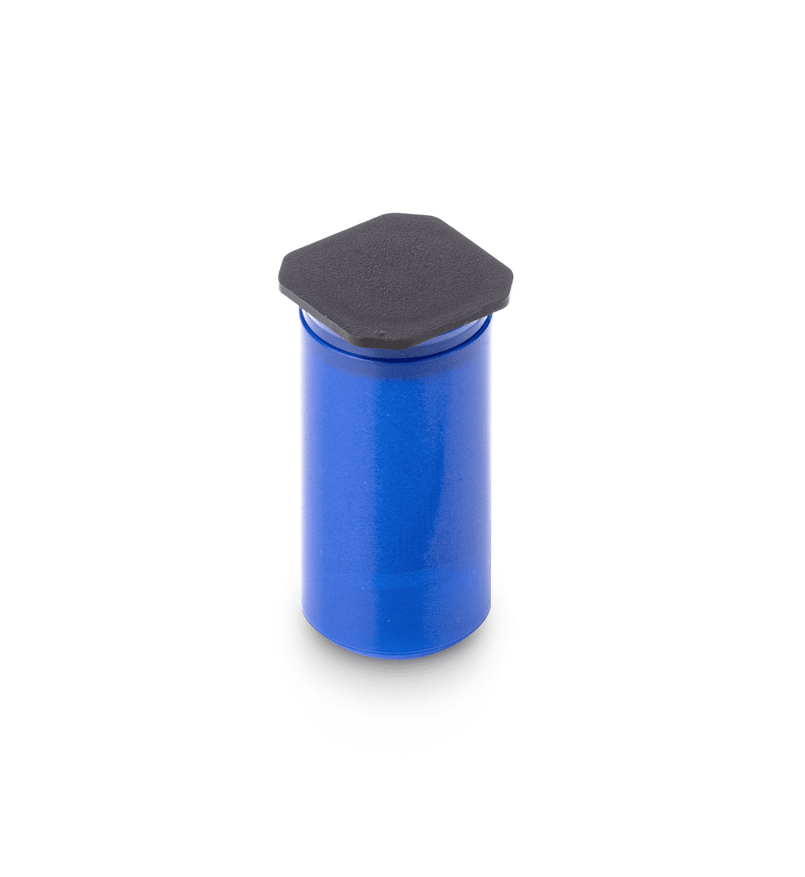 Etui aus blauem Kunststoff auf weißem Hintergrund. Das Etui hat eine Zylindrische Form und ist oben von einem schwarzen Deckel abgedeckt.