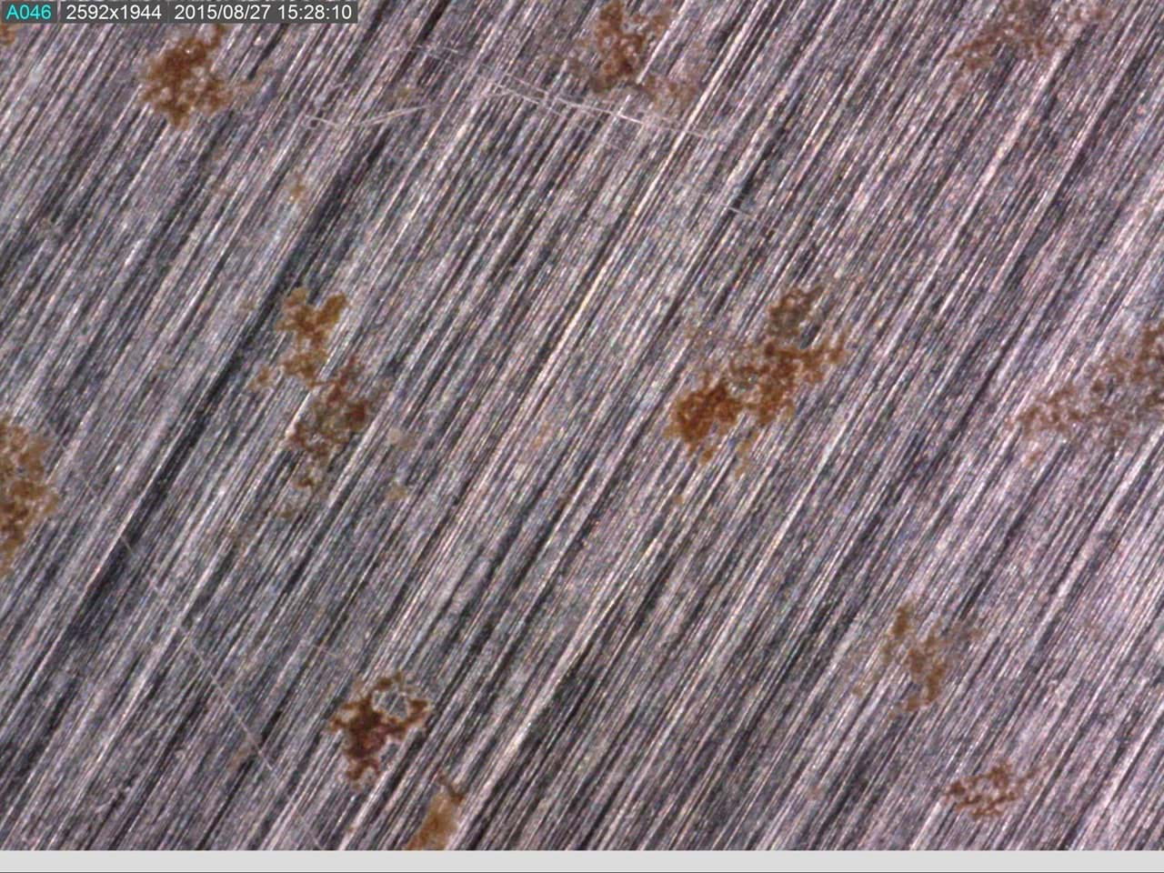 Eisen unter dem Mikroskop, mit einigen Rostflecken. Ein Beispiel für das was man mit einem Dino-Lite Mikroskop machen kann.