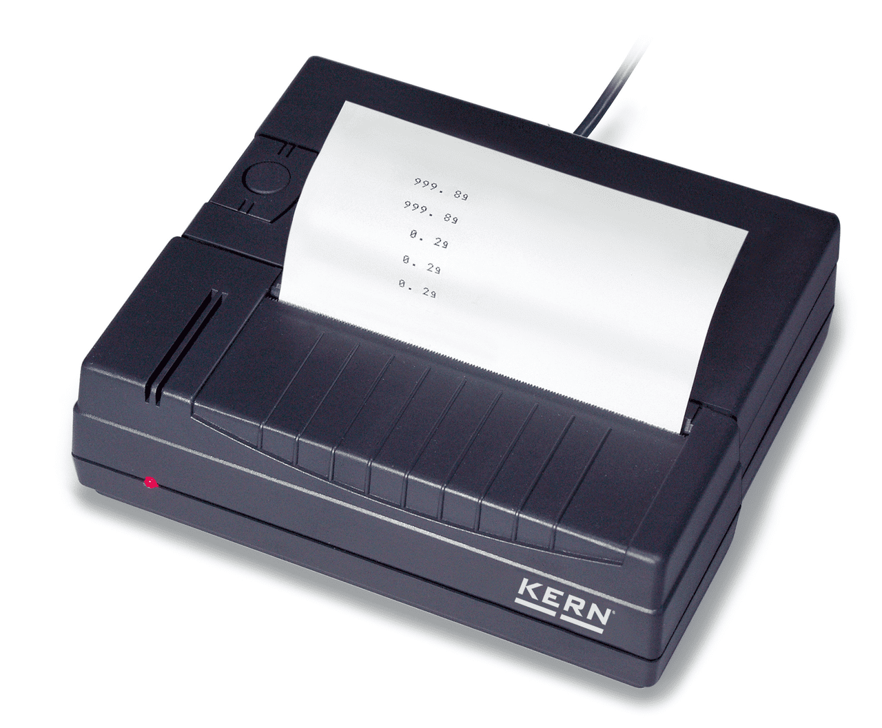 Schwarzer Drucker auf weißem Hintergrund. Ein weißes Blatt ragt aus dem Drucker heraus, als Beispiel. Auf der Vorderseite kann man ein rotes Licht sehen, im Hintergrund ragt ein Kabel aus dem Drucker.
