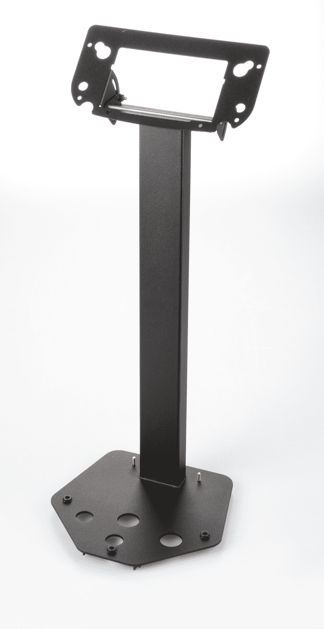 Schwarzes Stativ auf weißem Hintergrund. Das Stativ steht auf einem sechseckigen Fuß und hat auf der Oberseite eine Halterung für eine Digitalanzeige. Im Fuß und in der Halterung sind Löcher eingelassen zum Befestigen an Boden und Anzeige.