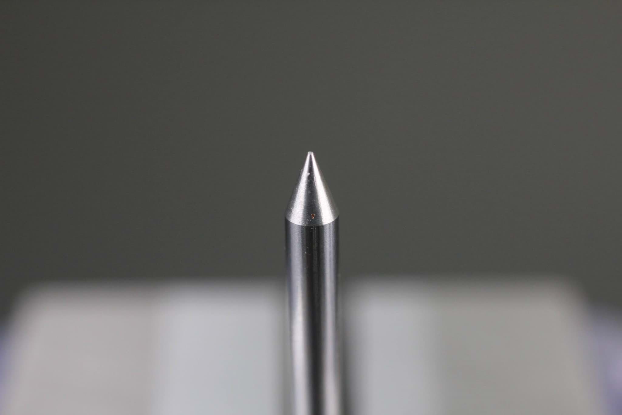 Nahaufnahme der Spitze einer silbernen Nadel auf schwarzem Hintergrund. Die Nadel eignet sich für Patmark Markiergeräte.