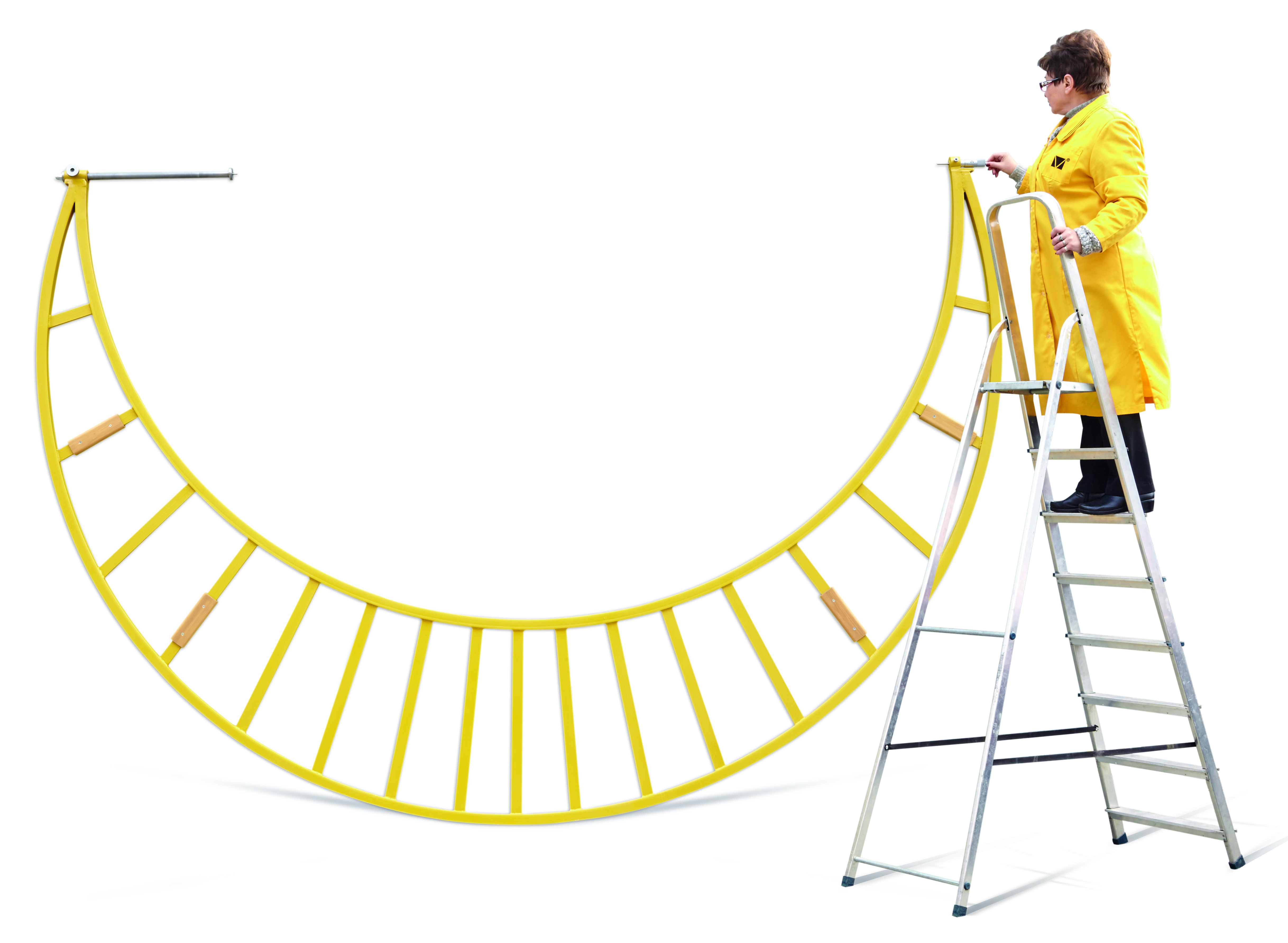 Gelbe Bügelmessschraube auf weißem Hintergrund. Daneben steht eine Frau auf einer Treppe. Das Hilft die Größe der Bügelmessschraube einzuschätzen. 