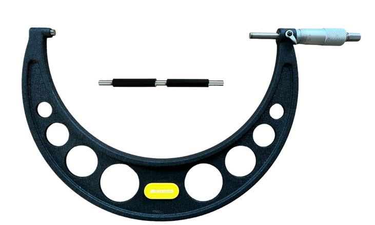 Bügelmessschraube auf weißem Hintergrund. AUf der Vorderseite steht das Logo des Herstellers Microtech Metrology. Auch ein Einstellmaß ist abgebildet.