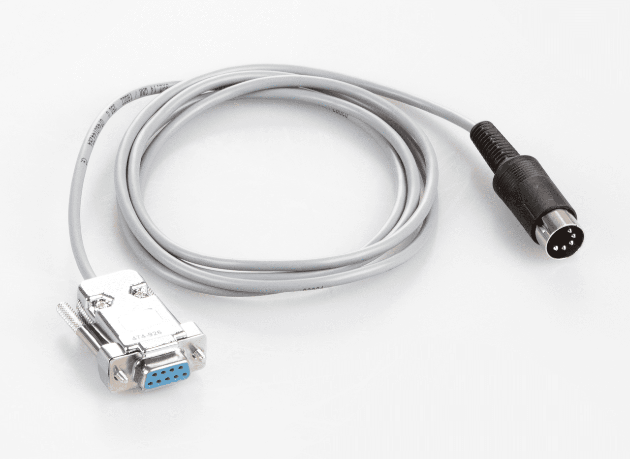 Aufgerolltes, graues Kabel auf weißem Hintergrund. Auf dem einen Ende ist ein runder, schwarzer Stecker und auf der anderen ein silberner HDMI-Stecker.