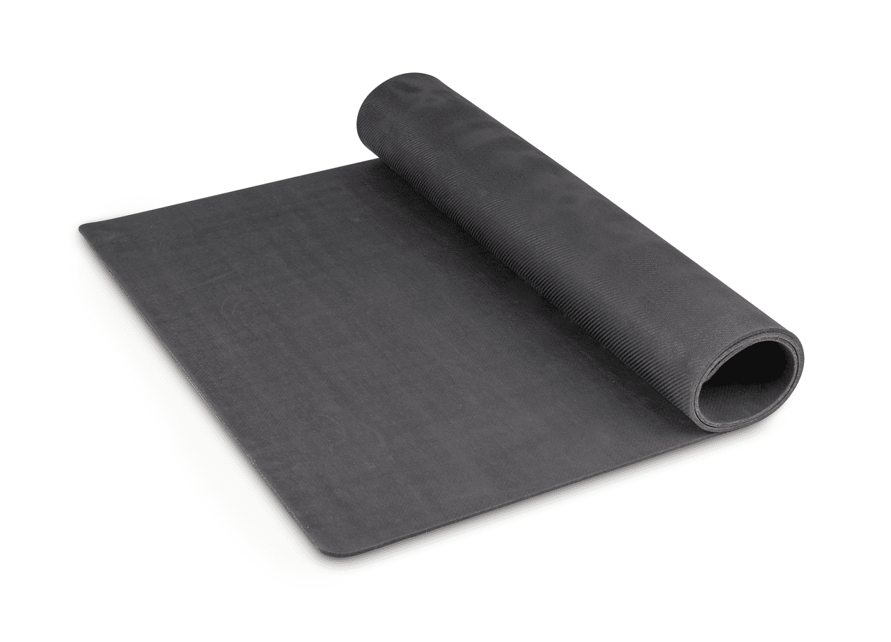 Schwarze Gummimatte auf weißem Hintergrund. Die Matte ist auf der rechten Seite aufgerollt, während die linke Seite auf dem Boden liegt.