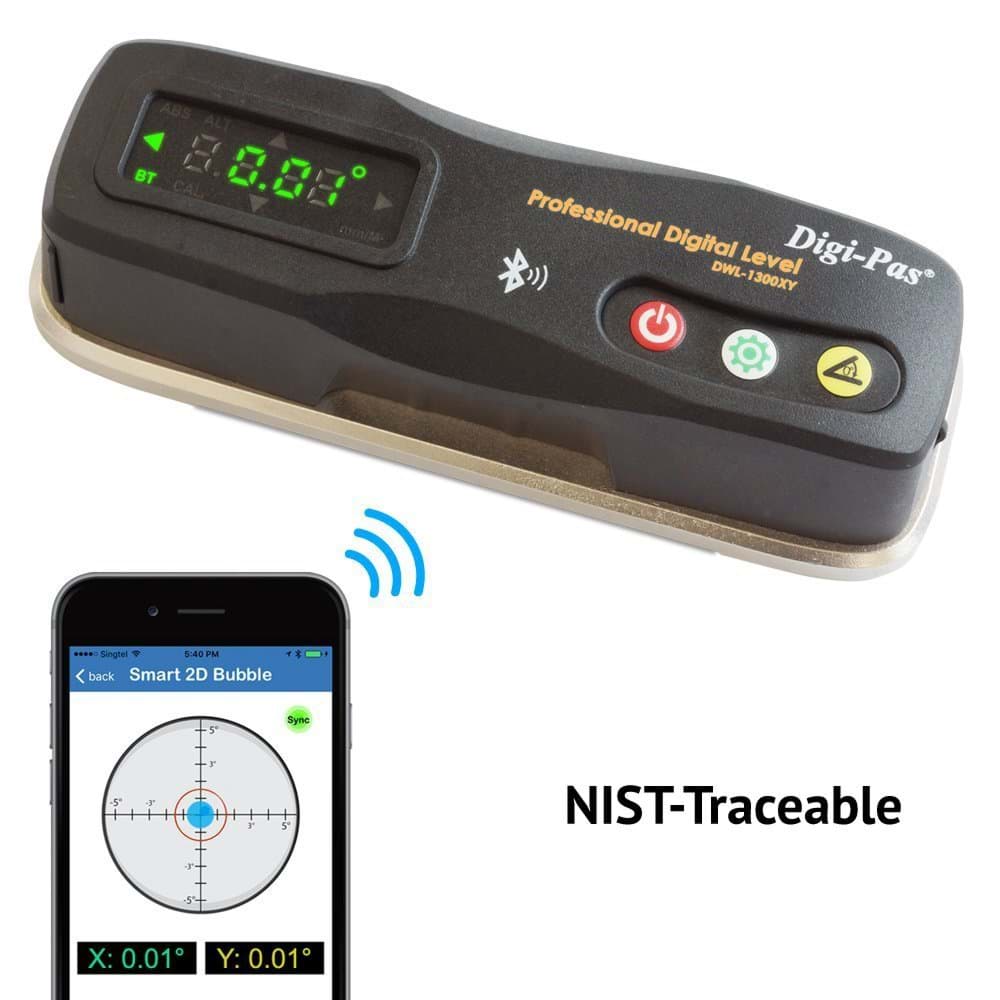 Eine Präzisionswasserwaage und ein Handy verbunden durch das Internet Zeichen. Das Display des Handys zeigt eine Beispielseite der Software. Daneben steht "NIST-Traceable".