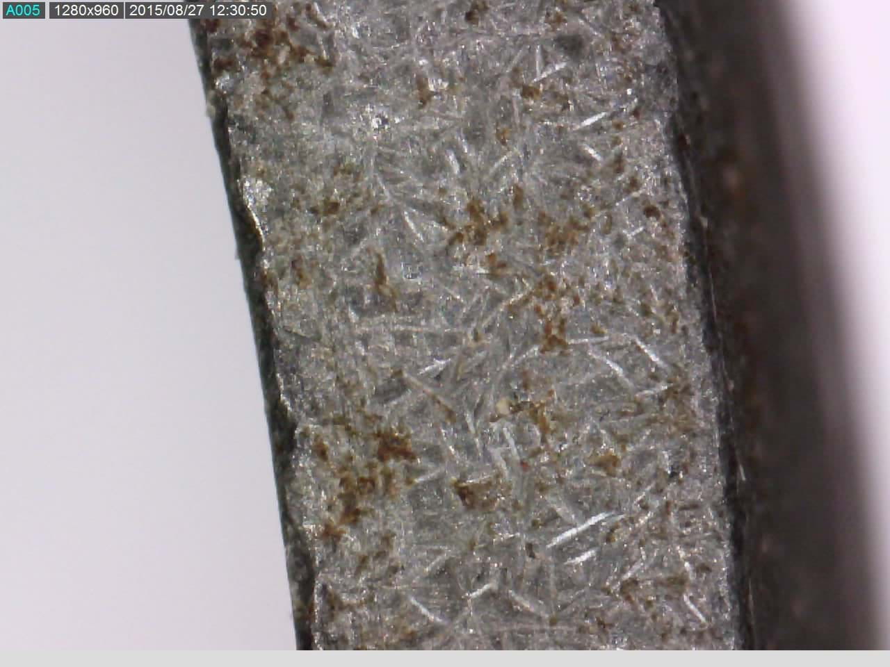 Eisen unter dem Mikroskop, mit einigen Rostflecken. Ein Beispiel für das was man mit einem Dino-Lite Mikroskop machen kann.