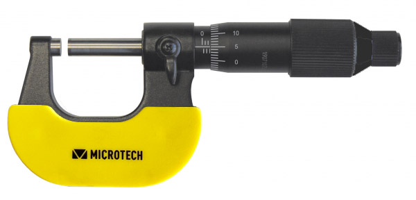 Messschraube auf weißem Hintergrund. AUf der Vorderseite steht das Logo des Herstellers Microtech Metrology.