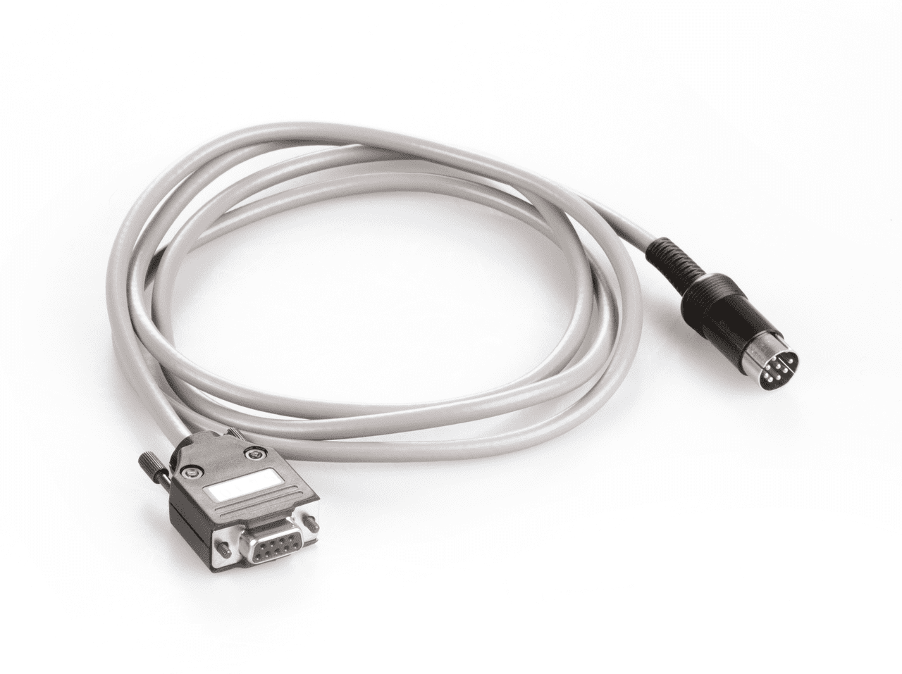 Aufgerolltes weißes Kabel auf weißem Hintergrund. An den Enden des Kabel befindet sich ein männlicher und ein weiblicher Stecker.