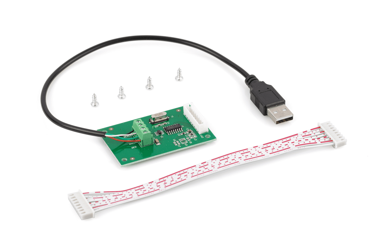 USB-Datenschnittstelle auf weißem Hintergrund. Das Set besteht aus einem weiß-rotem Kabel, eine Leitplatte und vier Schrauben. Aus der Leitplatte ragt ein Kabel mit USB-Kopf raus.