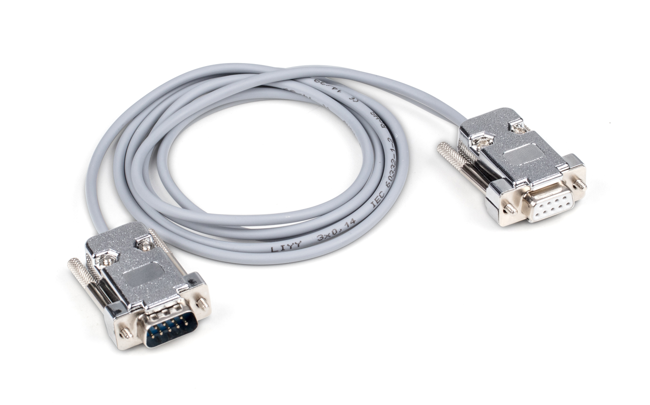 Aufgerolltes, graues Kabel auf weißem Hintergrund. Beide Enden haben ein HDMI-Stecker. Ein Ende ist weiblich und das andere männlich.