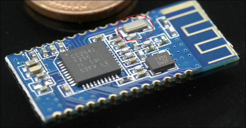 Datenschnittstelle auf schwarzem Hintergrund. Die Schnittstelle besteht aus einem blauen circuit board das in einer Waage eingebaut werden kann.