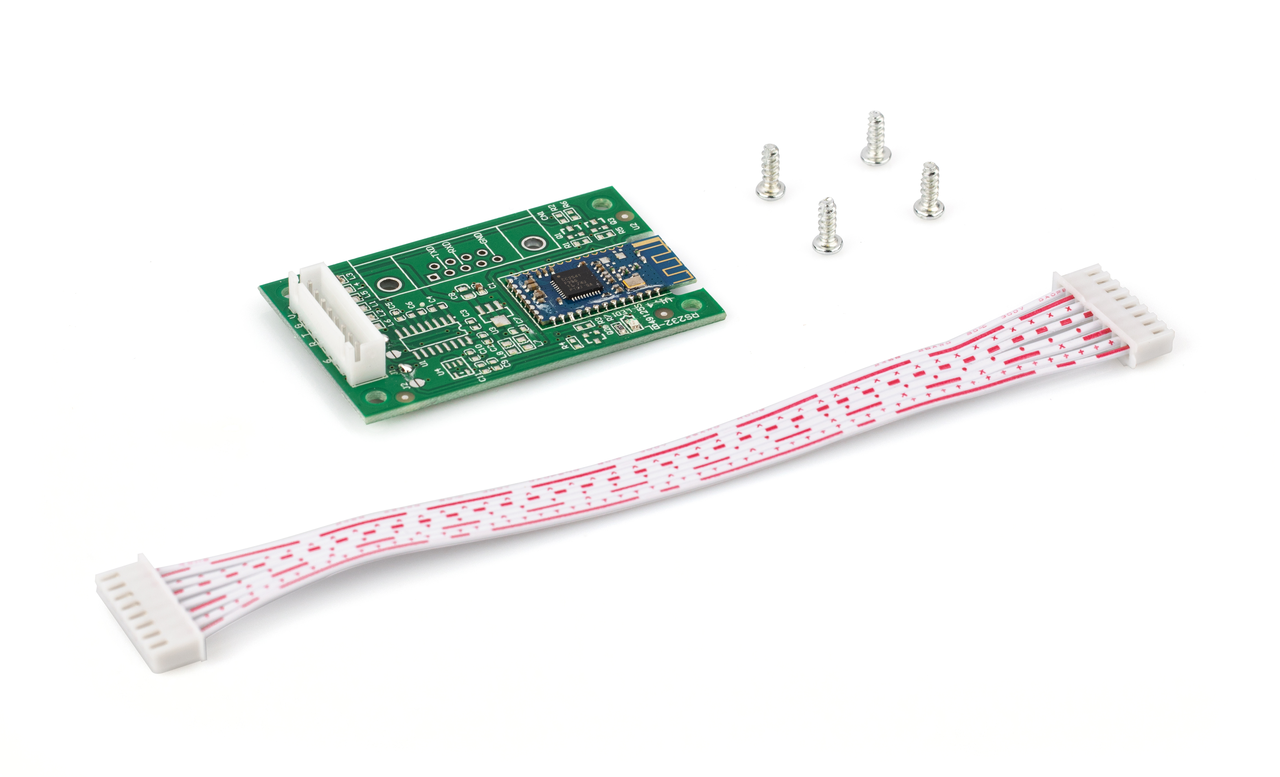 Bluetooth Datenschnittstelle auf weißem Hintergrund. Das Set besteht aus einem langen rot-weißen Kabel, eine Leitplatte und vier Schrauben.